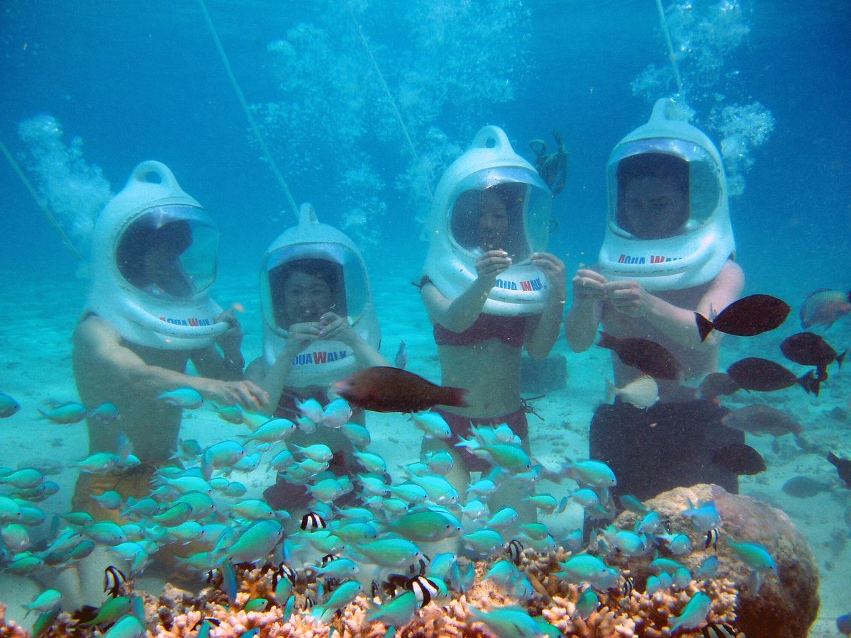 日本から近い海外・グアムで楽しみたい、シーウォーカーを楽しむ男女の様子